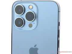 Apple ostatnio użył Sky Blue na iPhonie dla swojej generacji iPhone'a 13 Pro. (Źródło zdjęcia: Notebookcheck)