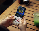 Urządzenie 8BitDo FlipPad podłącza się do portu USB-C w Państwa smartfonie.