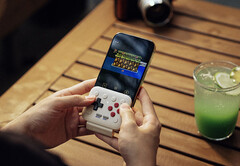 Urządzenie 8BitDo FlipPad podłącza się do portu USB-C w Państwa smartfonie.