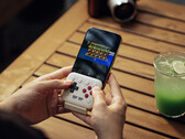 Urządzenie 8BitDo FlipPad podłącza się do portu USB-C w Państwa smartfonie.