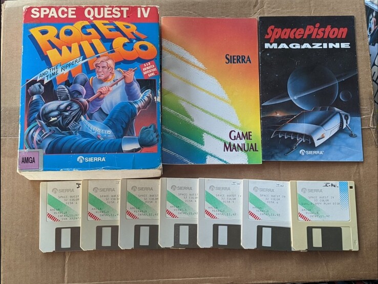 Kompletny zestaw płyt Space Quest IV na wystawie (źródło obrazu: eBay)