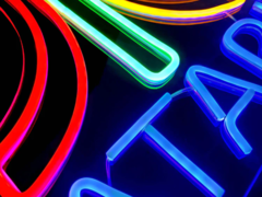 Neonowy znak LED przedstawiający logo Atari (źródło obrazu: Atari)