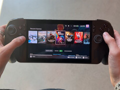 Bazzite OS wydaje się zapewniać znacznie lepsze wrażenia niż Windows 11. Na zdjęciu: handheld do gier z tym pierwszym systemem operacyjnym. (Źródło zdjęcia: Cyber Dopamine)