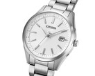 Widok pod kątem modelu Citizen CB0300-53A Eco-Drive z srebrną tarczą, kopertą ze stali nierdzewnej oraz bransoletą z trzech ogniw.