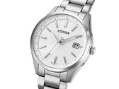 Widok pod kątem modelu Citizen CB0300-53A Eco-Drive z srebrną tarczą, kopertą ze stali nierdzewnej oraz bransoletą z trzech ogniw.