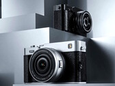 Bezlusterkowy aparat cyfrowy Fujifilm X-E5 o rozdzielczości 40,2 MP jest dostępny w wersji czarnej lub srebrnej. (Źródło zdjęcia: Fujifilm)