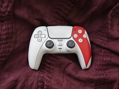 Bezprzewodowy kontroler Sony DualSense - God of War 20th Anniversary Limited Edition jest już dostępny do kupienia na PS Direct w cenie 84,99 dolarów. (Źródło zdjęcia: PlayStation)