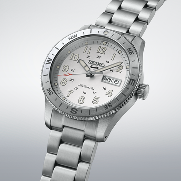 Automatyczny zegarek Seiko 5 Sports HDB007 z białą tarczą, kompasem i stalową bransoletą.