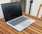 HP EliteBook X G2i – mimo ustawienia pełnej jasności ekranu i wyłączenia funkcji SureView, treść jest nieczytelna przy patrzeniu z boku