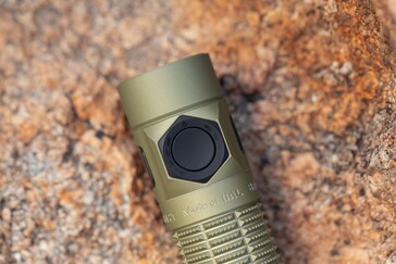 Przełącznik boczny zapewnia dostęp do wszystkich pięciu poziomów jasności.