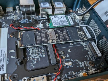 Dwa gniazda M.2 nie obsługują prędkości PCIe5