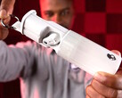 Słuchawki douszne Skullcandy Method 360 ANC TWS można przechowywać w przypinanym etui z suwakiem ułatwiającym przenoszenie. (Źródło zdjęcia: Skullcandy)