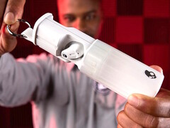 Słuchawki douszne Skullcandy Method 360 ANC TWS można przechowywać w przypinanym etui z suwakiem ułatwiającym przenoszenie. (Źródło zdjęcia: Skullcandy)