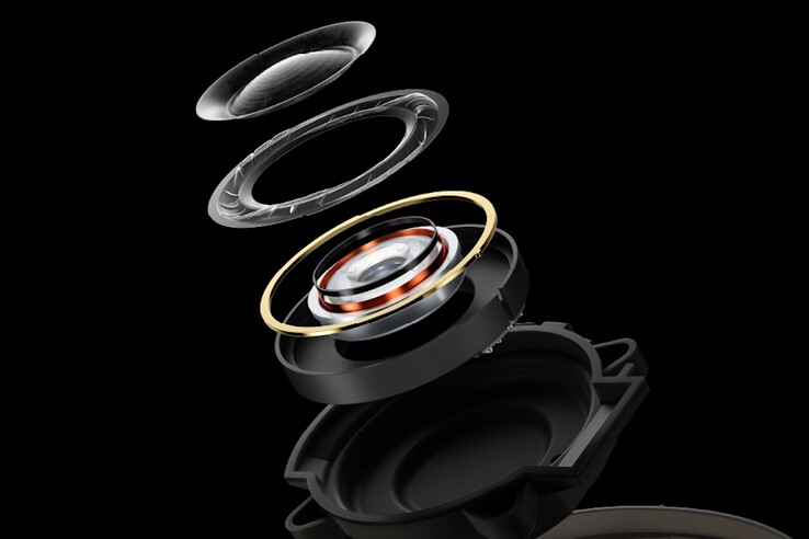 Przetworniki z włókna węglowego (u góry) i otaczające je krawędzie w technologii Symmetrical Surround Technology (SST) przewyższają przetworniki 40 mm stosowane w słuchawkach Technics A1000.