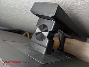 Regulowany gimbal umożliwia wiele opcji pozycjonowania, w tym tryb pionowy