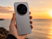 Oficjalny film demonstracyjny firmy Vivo pokazuje, jak dobrze główny aparat modelu X500 Pro Max, wyposażony w matrycę opartą na technologii LOFIC, radzi sobie w porównaniu z matrycą nieopartą na tej technologii.