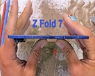 Samsung Fold Z 7 - miniaturka wideo JerryRigEverything (źródło obrazu: @JerryRigEverything)