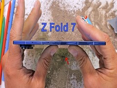 Samsung Fold Z 7 - miniaturka wideo JerryRigEverything (źródło obrazu: @JerryRigEverything)