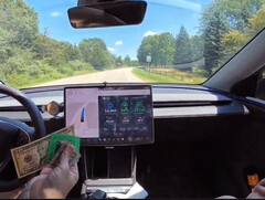 Model Y FSD odjeżdżający z punktu poboru opłat po dokonaniu transakcji płatniczej. (Źródło zdjęcia: DirtyTesla)