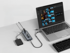 Koncentrator danych Anker USB-C (8 w 1, 5 Gb/s) ma port PD-IN o mocy 100 W do ładowarki laptopa. (Źródło zdjęcia: Anker)