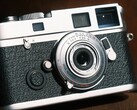 Obiektyw pełnoklatkowy Brightin Star 28 mm f/2,8 jest niewiele większy od nasadki na korpus aparatu.