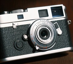 Obiektyw pełnoklatkowy Brightin Star 28 mm f/2,8 jest niewiele większy od nasadki na korpus aparatu.