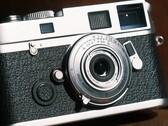 Obiektyw pełnoklatkowy Brightin Star 28 mm f/2,8 jest niewiele większy od nasadki na korpus aparatu.