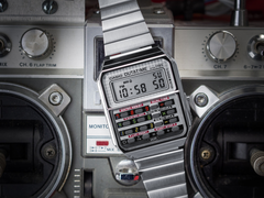 Nowy zegarek z kalkulatorem Casio &quot;Powrót do przyszłości&quot; CA500WEBF-1A, na zdjęciu. (Źródło zdjęcia: Casio)