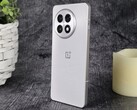 W najnowszej aktualizacji modele OnePlus 13R (na zdjęciu) i OnePlus 12 zyskują obsługę podwójnego strumieniowania dźwięku przez Bluetooth