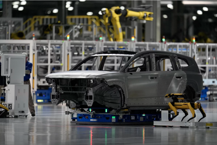 Robot badający karoserię pojazdu podczas kontroli jakości (Źródło obrazu: npr.org)