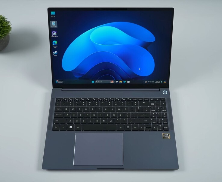 Laptop AIM Max+ wyposażony w pełnowymiarową klawiaturę, duży gładzik i markę AMD Ryzen AI Max+, z systemem Windows 11. (Źródło obrazu: ETA PRIME na YouTube)
