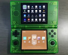 Rzekome spojrzenie na Anbernic RG DS w półprzezroczystym zielonym wykończeniu. (Źródło zdjęcia: via Retro Handhelds)