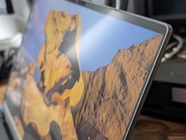 Wysokiej jakości panel IPS o świetnym współczynniku kontrastu, mimo że należy do konfiguracji podstawowej