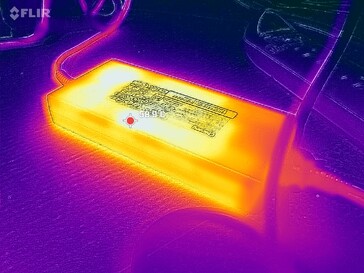 Podczas grania temperatura zasilacza sieciowego osiąga prawie 60°C