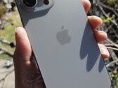 Zbyt gorący w obsłudze? IPhone 15 Pro Max. (Źródło: Notebookcheck)