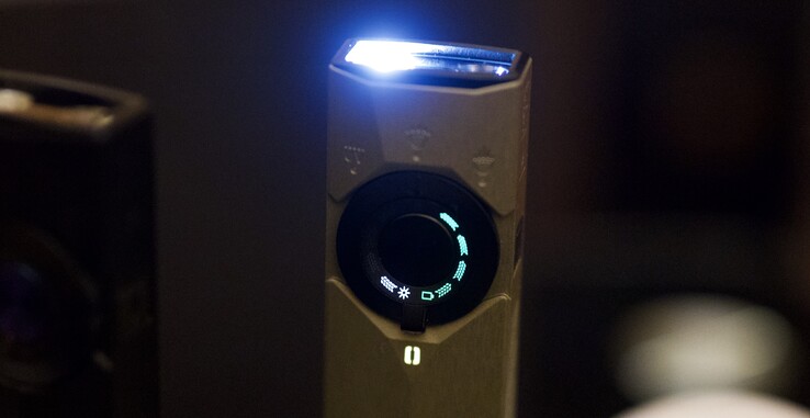 Diody LED są ukryte za perforowanym aluminium, pokazanym tutaj na Arkpro Ultra z Arkbeat. (Źródło zdjęcia: Andreas Sebayang/Notebookcheck.com)