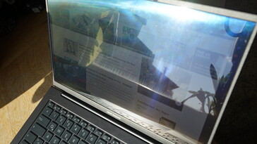 Asus ZenBook 14X nie radzi sobie dobrze w bezpośrednim świetle słonecznym