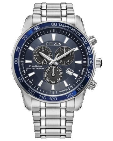 Chronograf Citizen Classic Eco-Drive z ciemnoniebieską tarczą, srebrzystą kopertą i bransoletą ze stali nierdzewnej o średnicy 44 mm, pierścieniem z tachymetrem, trzema tarczami pomocniczymi oraz okienkiem datownika.