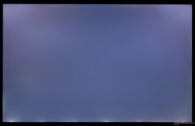 Podświetlenie widoczne wzdłuż dolnej krawędzi przy długiej ekspozycji