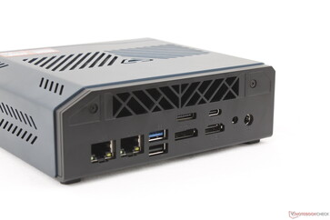 Z tyłu: 2x RJ-45 (2,5 Gb/s), USB-A 3.2 Gen. 2, USB-A 2.0, OcuLink, DisplayPort 1.4, USB-C 4.0 z DisplayPort 2.1, HDMI 2.1, gniazdo słuchawkowe 3,5 mm, zasilacz sieciowy