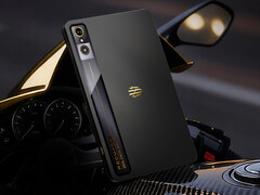 Wariant Golden Saga wydaje się być na razie dostępny wyłącznie w Chinach. Na zdjęciu: tablet do gier w specjalnej wersji kolorystycznej. (Źródło zdjęcia: RedMagic)