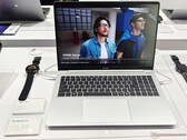 Tecno Megabook S16 waży 2,9 kg, co jest dość niską wagą jak na 16-calowy notebook (źródło zdjęcia: Alexander Fagot, Notebookcheck)