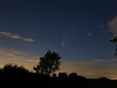 Obraz przedstawiający kometę Neowise. (Źródło zdjęcia: TheOtherKev - Pixabay)