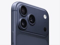 Zbliżenie iPhone'a 17 Pro Max w kolorze Deep Blue (źródło zdjęcia: Apple)