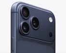 Zbliżenie iPhone'a 17 Pro Max w kolorze Deep Blue (źródło zdjęcia: Apple)