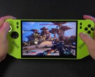 Rozgrywka Borderlands 4 uruchomiona na handheldzie MSI Claw 8 AI napędzanym przez AMD Ryzen Z2 Extreme, pokazująca widok z pierwszej osoby z karabinem wycelowanym w środowisko zewnętrzne (źródło obrazu: ETA PRIME via YouTube)