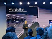 Pavan Davuluri prezentuje magnetyczną ładowarkę USB-C dołączaną do każdego laptopa Surface Ultra