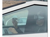 Kierowca Tesli Cybertruck ryzykuje wszystko z Apple Vision Pro za kierownicą (Zdjęcie: @blakestonks / X)