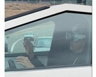 Kierowca Tesli Cybertruck ryzykuje wszystko z Apple Vision Pro za kierownicą (Zdjęcie: @blakestonks / X)