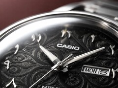 Zbliżenie na czarną tarczę zegarka Casio MTP-E735AR z misternym wzorem arabeski, wypukłymi cyframi wschodnioarabskimi, polerowanymi wskazówkami w srebrnym kolorze oraz wskaźnikiem dnia tygodnia i daty na godzinie 3.